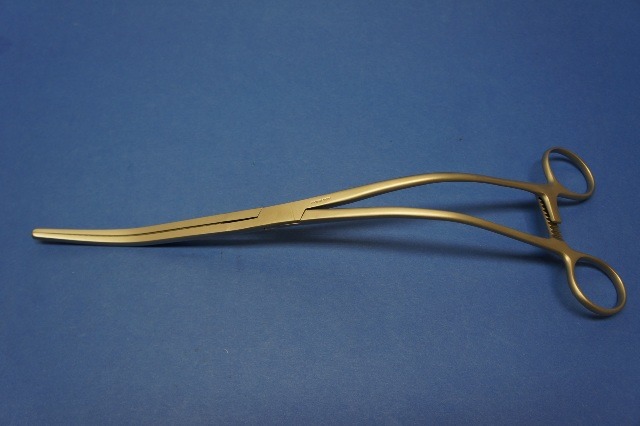 Codman Clamp A r t e r y Sebakey Curved & Serrated 105mm Jaw Length 11 ...